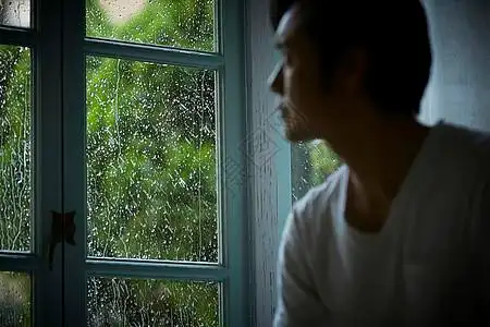 商务  窗外放松的多雨窗玻璃雨天看着窗外的男人背景