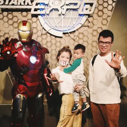 今天是tonystark生日耶75和钢铁侠的合照