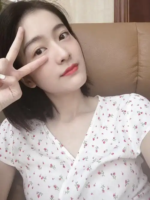 张雪迎更新动态 碎花穿搭自拍温婉动人__凤凰网