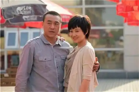 老戏骨何冰与老婆李海洋,从初恋走到结婚,如今二人的感情如何?