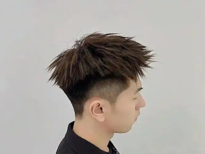 第一:设定头发的长度10厘米举例 烫发不超过50% 也就是设定长度的一半