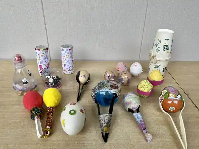 学生们制作的部分手工乐器.