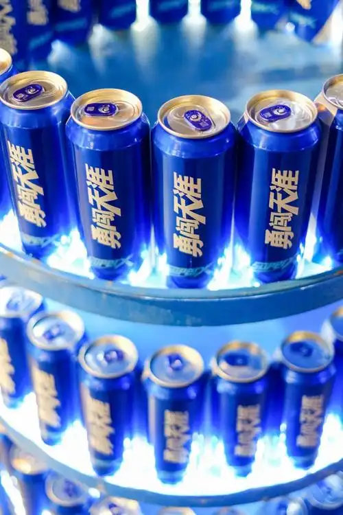 一经上市就因其炫酷的包装在市场上掀起一场蓝色风暴,从酒体包装,瓶型