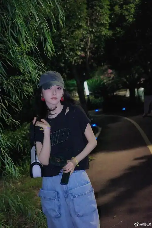 景甜灰色棒球帽##景甜深夜街拍##景甜棒球帽牛仔裙随拍