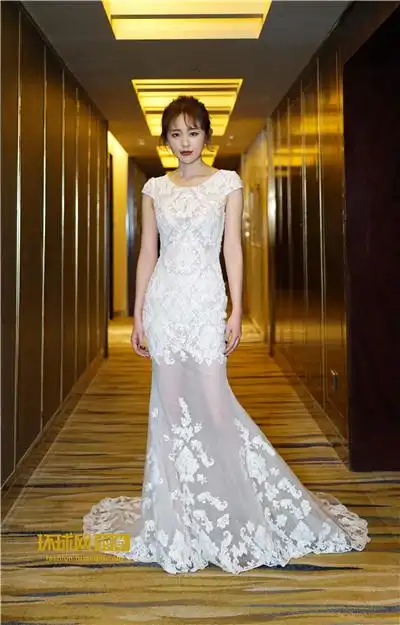 孙耀琦时尚品味获肯定 受邀参加顶级珠宝夜宴一袭白衣身高显优势(图文