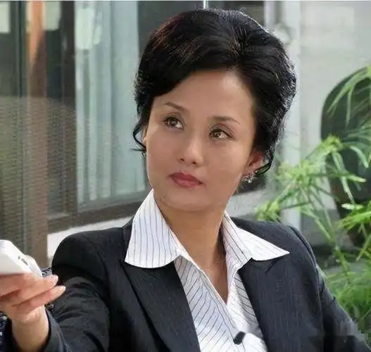 50岁后风韵犹存的女星,我只服这4位,穿衣高雅大方,贵气显著 - 知乎