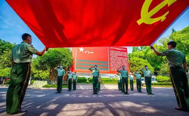 我与党旗合个影武警官兵晒出浓浓爱党情