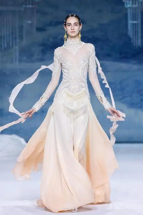 熊英盖娅传说2023ss中国国际时装周发布会开幕大秀圆满举行