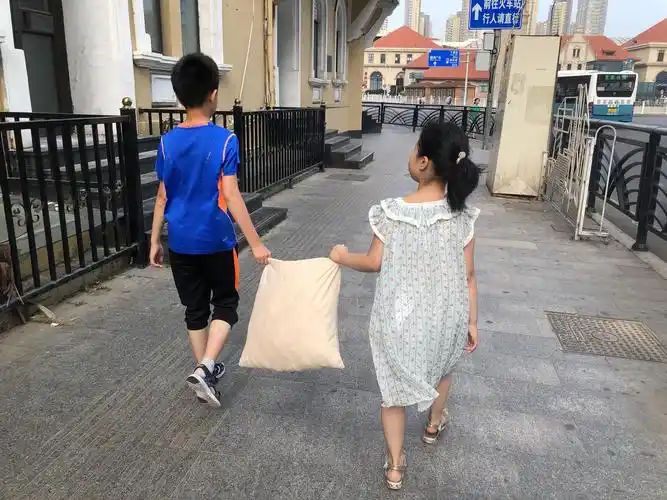 陪伴了侄女六年的抱枕走到哪带到哪,成为兄妹俩一起牵手的纽带.