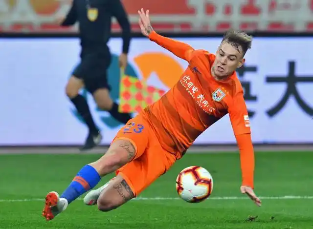 山东鲁能泰山队球员格德斯在比赛中庆祝进球.