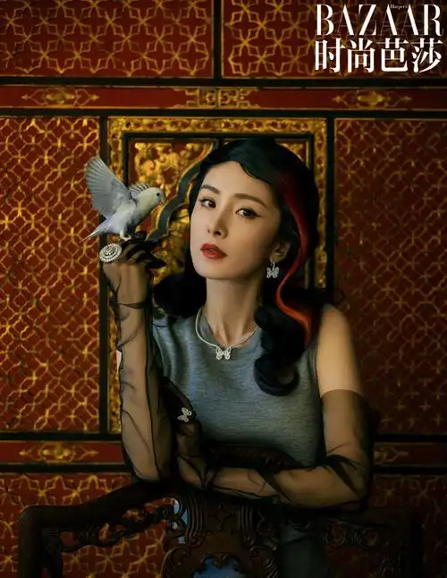 杨幂登时尚芭莎二月刊封面,裸色抹胸优雅性感,复古卷发韵味十足