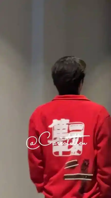 只要一个背影就能把我迷晕刘耀文你真的很会走(卫衣背后的小设计竟然