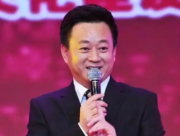 从"央视一哥"到停职4年,重回央视后退居幕后,朱军都经历了啥