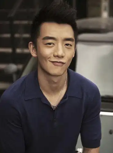 图揭郑恺抽烟吗郑恺坦言择偶专一