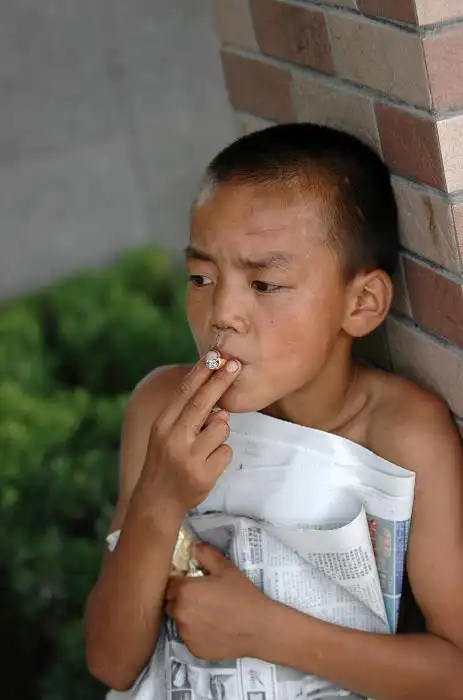 【自由视觉】~~~护城河边 男孩吸烟