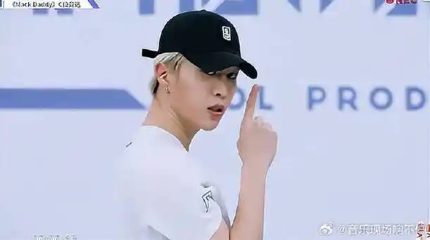 蔡徐坤捂脸狂笑,小鬼佩服的五体投地|范丞丞|小鬼|蔡徐坤_新浪新闻