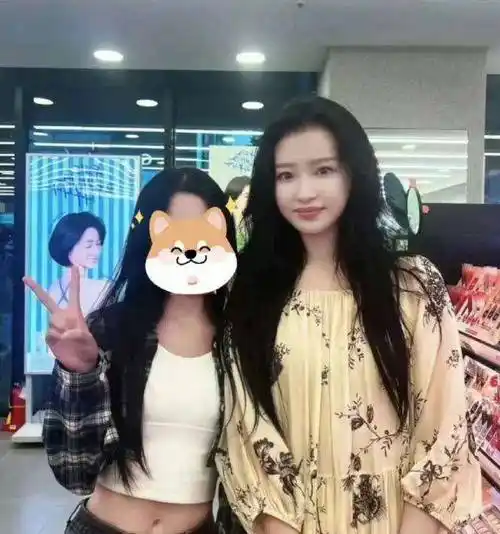 孙怡露脐装破怀孕谣言:肚皮松弛腰上满是赘肉,怒视女儿表情太凶