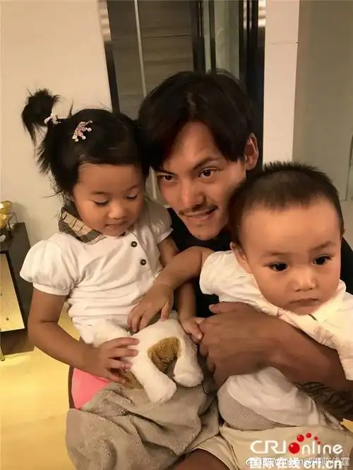 陈伟霆晒父母旧照:爸妈衣着时髦十指紧扣深情对视(2)