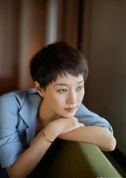 奔四奔五的女人,尽量别留长卷发,显老!试试这3种短发,真减龄