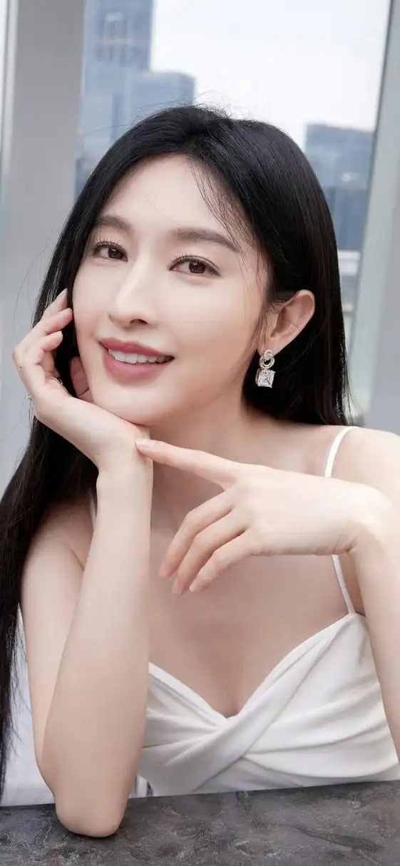 张俪的美是由内而外的,是那种又大气又精致的美,宛如一只含苞待放的