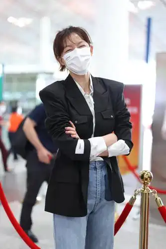 两人恩爱似连体婴. 李艾身穿高腰牛仔秀无敌大长腿. 李艾造型帅 ..