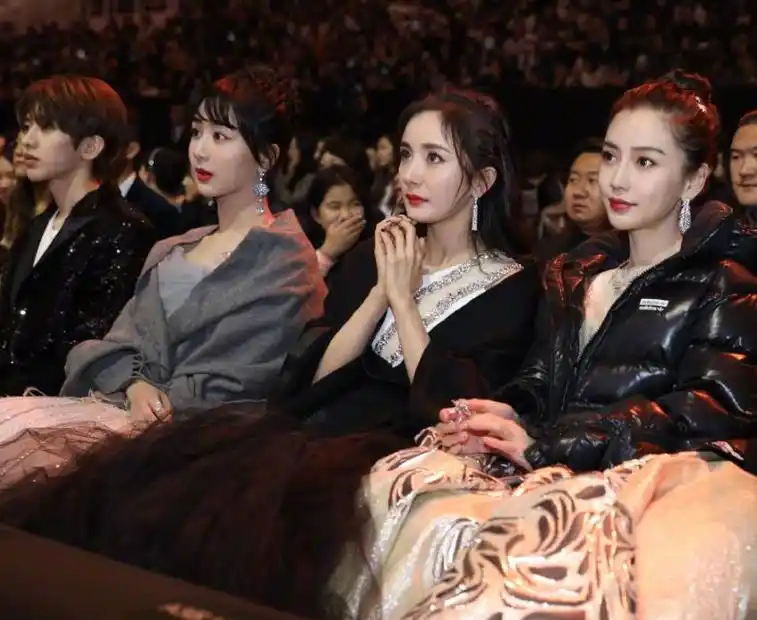 鹅厂"星品大赏"内场照被传,杨幂杨紫又同框,谁更气质佳太显然