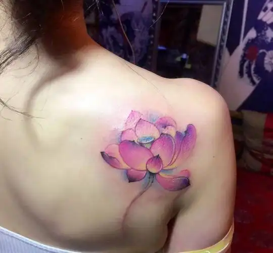 粉粉的小清新纹身图片_肩部背部传统清新几何植物原创纹身图案