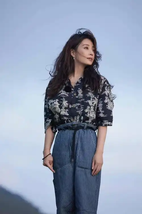 殷桃不仅人美,穿衣也很时髦,花衬衫配系带裤青春减龄_条纹_黑色_牛仔