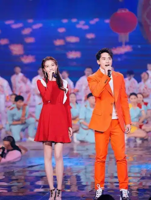 原创鹿晗真管不住关晓彤了30cm童装都敢挑战藏不住凹凸感