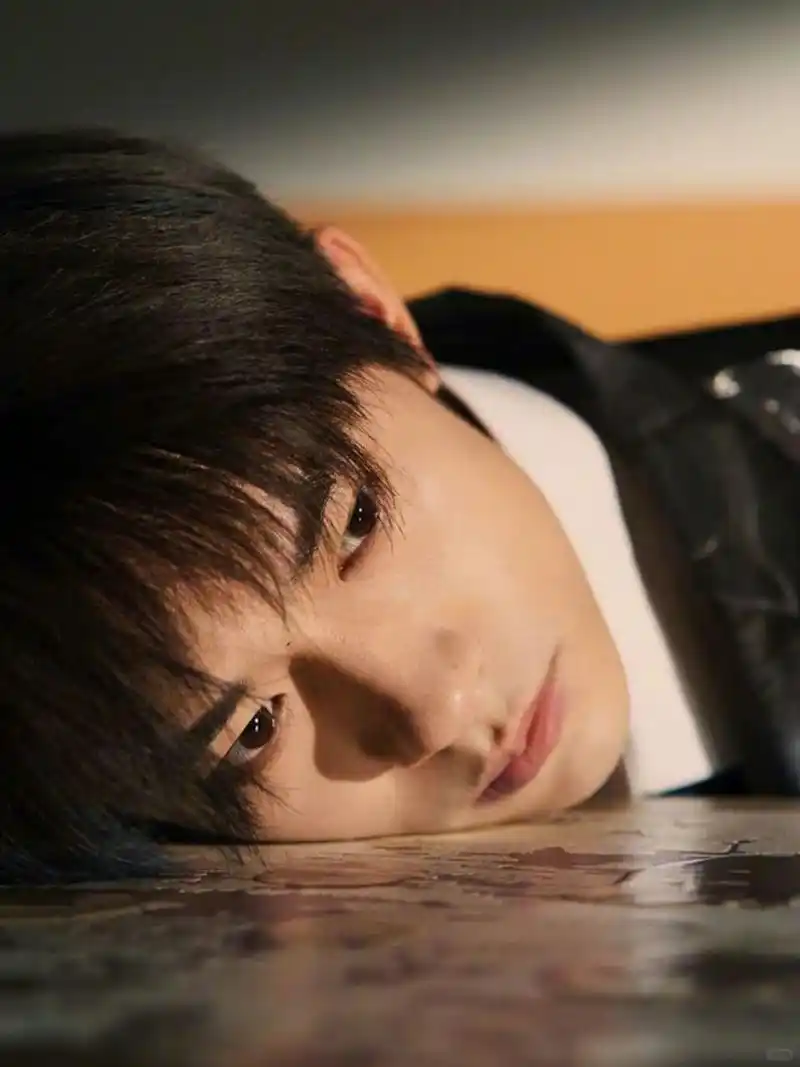 易烊千玺的未来无界系列壁纸让我大饱眼福,爱不释手,在炎炎夏日带来