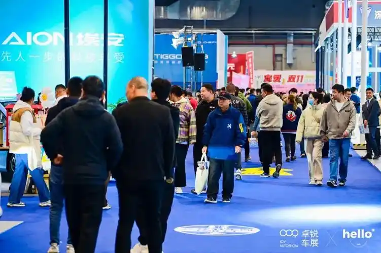 徐州国际车展第1天10000观众看直升机起飞