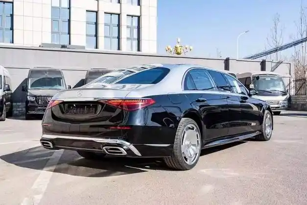 2024款奔驰迈巴赫s500修长的线条尽显其端庄优雅.