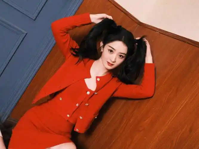 赵丽颖穿红色套装喜气洋洋高梳双马尾俏皮可爱