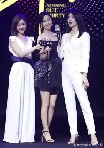 佟丽娅和江疏影同框,秀大长腿被网友怒赞:一点不像35岁的人!