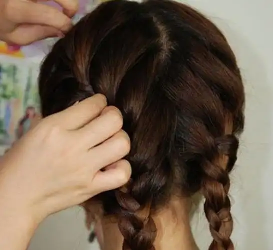 简单时尚的两股麻花辫编法