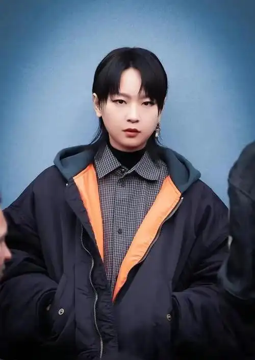 周笔畅巴黎时装周,被劝离场,是因为穿着太过奇特吗?