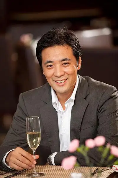 喝香槟的中年男士