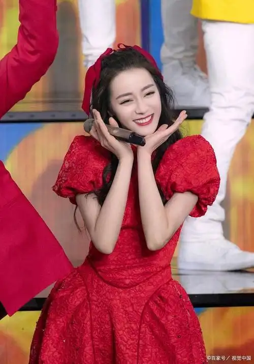 首先,从年龄上来看,龚俊比迪丽热巴年长几岁,称呼"小丫头"似乎并没有