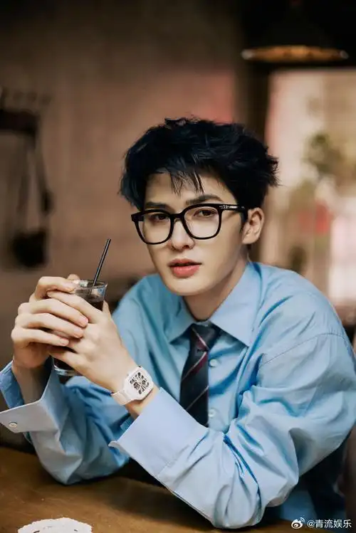 朱正廷清爽学长随拍##朱正廷黑框眼镜