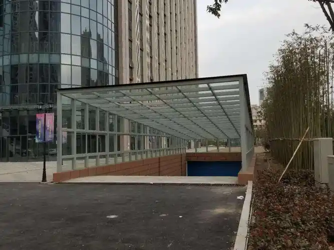 南京做地下室通道玻璃雨棚车库钢结构铁棚地下室出入口钢结构玻璃雨棚