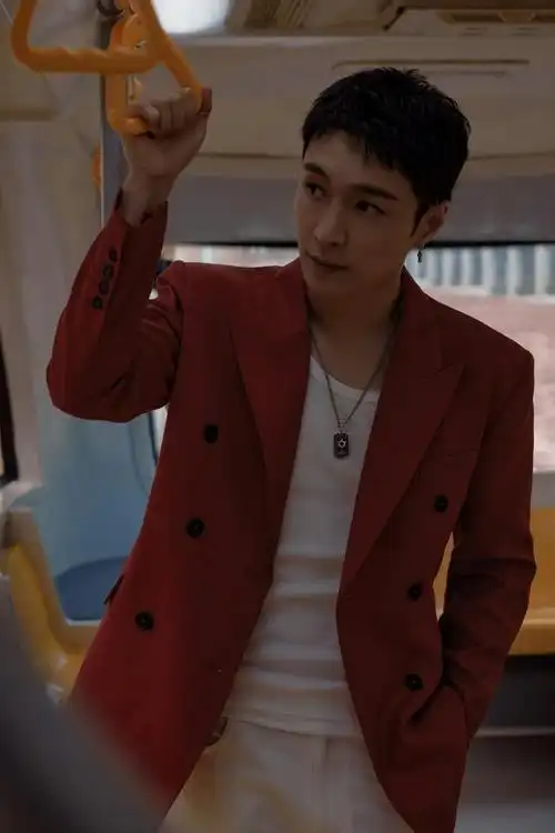 张艺兴最新造型大片9615 红色西装77短发,利落又帅气