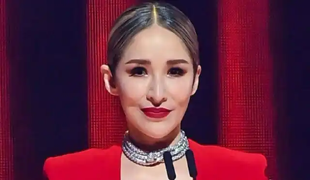 42岁萧亚轩否认整容,压额头挤鼻子证清白,林心如也曾有类似丑照