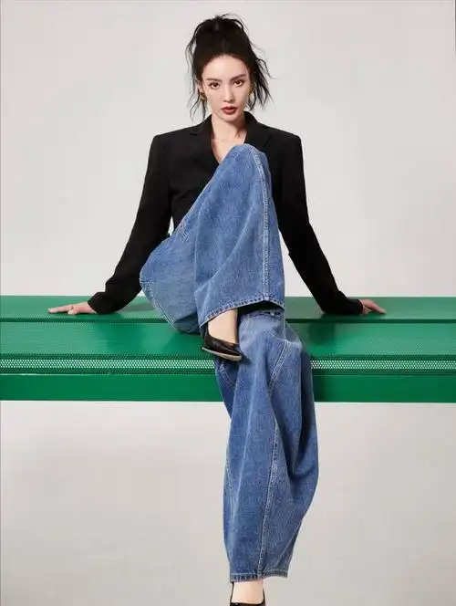 金晨大波浪长发 ,黑色羽绒服 牛仔喇叭裤,时髦高级又减龄!