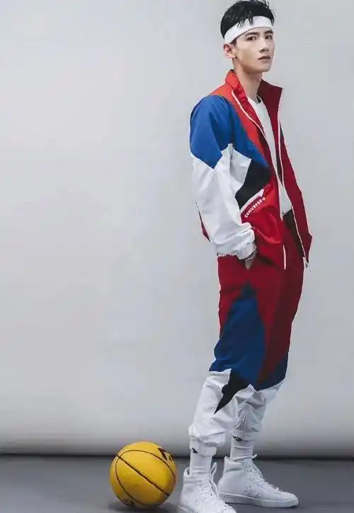 白敬亭穿搭真特别,中筒袜配老人鞋帅出新高,有颜任性没错了_运动_气息