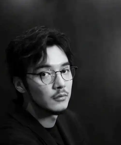 这种不羁的外表,看起来很高冷,给别人带来一种觉得不好惹的气场,下列