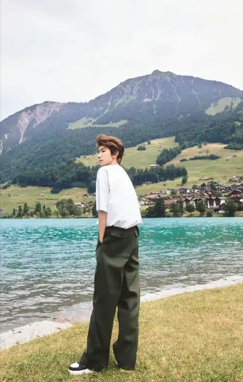 王源立夏营业照