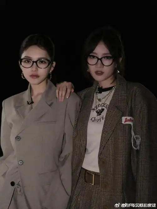 周扬青孟佳西装眼镜造型