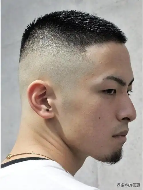 超短的男士发型依然十分的受欢迎,短短的发型简单免打理,只要头型够