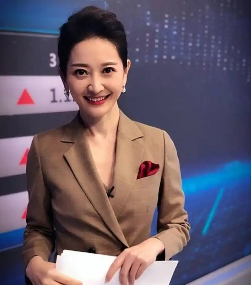 谢颖颖:福建长汀走出的央视知名主持,至今45岁依旧是知性女神!