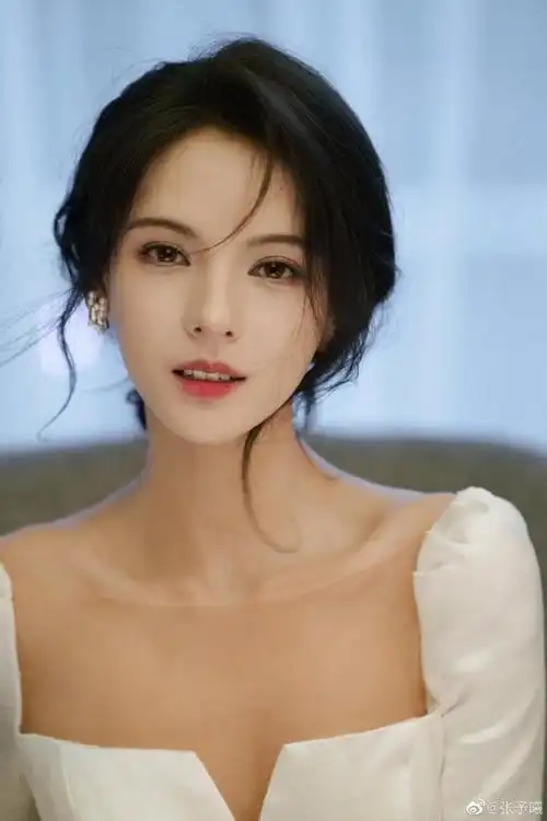 张予曦穿方领白裙优雅似公主笑容灿烂甜美